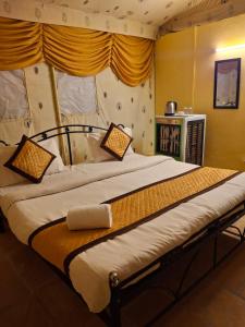 Best Desert camp sam sand dunes Jaisalmer客房内的一张或多张床位