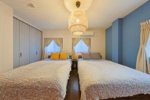 大阪市にあるRyugu -竜宮-の青い壁とシャンデリアが特徴のベッドルーム1室(ベッド2台付) +91枚の写真