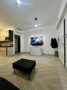 TV/Unterhaltungsangebot in der Unterkunft Elegant & Spacious 2BR 2BA Unit with Private Patio