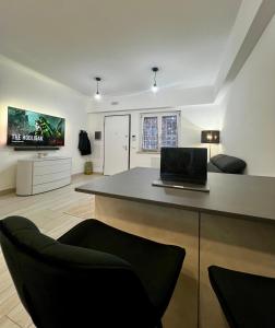 una camera con scrivania e computer portatile di Elegant & Spacious 2BR 2BA Unit with Private Patio a Roma