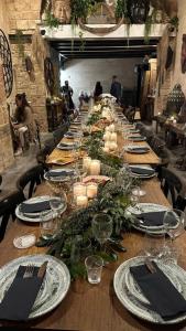 een lange tafel met borden en glazen erop bij The Temple Jaffa in Tel Aviv