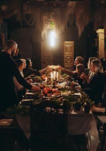 een groep mensen die rond een eettafel zitten bij The Temple Jaffa in Tel Aviv +5 foto's