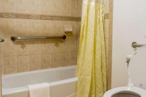 Bilik mandi di Rodeway Inn & Suites Colton-Riverside +20 gambar