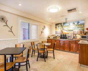 Lounge atau bar di Rodeway Inn & Suites Colton-Riverside