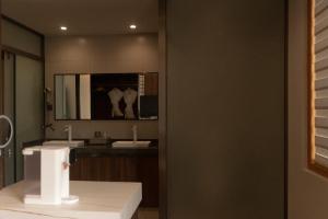 One Zen Lodge Snowy Haven的一间浴室