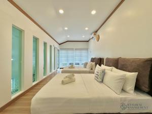 Giường trong phòng chung tại Mount Austin Landed Homestay 16pax Karaoke Jacuzzi BBQ by Stayrene