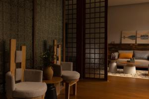 One Zen Lodge Snowy Haven的休息区