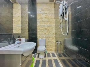 Phòng tắm tại Mount Austin Landed Homestay 16pax Karaoke Jacuzzi BBQ by Stayrene +38 ảnh