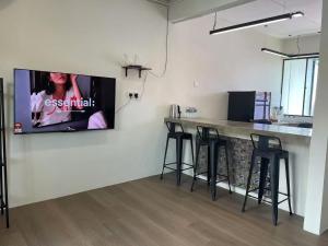 センポルナにあるSemporna Freedive home仙本那自由潜之家の壁にテレビが付いた客室内のバー