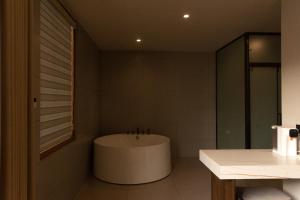 One Zen Lodge Snowy Haven的一间浴室