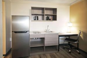 Kuchyň nebo kuchyňský kout v ubytování Quality Inn Aurora Denver