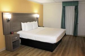Postel nebo postele na pokoji v ubytování Quality Inn Aurora Denver