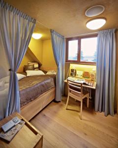 克蘭尼采的住宿－Café FARA，一间卧室配有一张床、一张书桌和一个窗户。