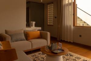 One Zen Lodge Snowy Haven的休息区