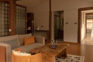 One Zen Lodge Snowy Haven的休息区