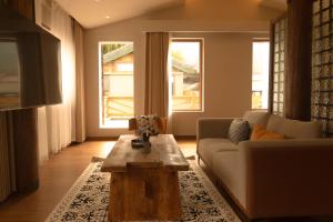 One Zen Lodge Snowy Haven的休息区