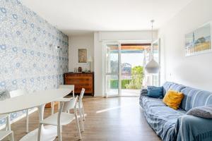 Posezení v ubytování Sea view apartment with private garden