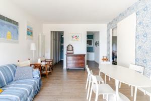 Posezení v ubytování Sea view apartment with private garden