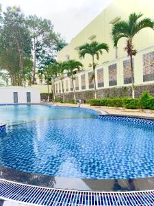 a large swimming pool in front of a building at Khách Sạn Mường Thanh Grand Gia Lai in Pleiku