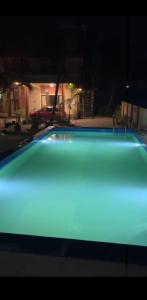 un gros plan d'une piscine la nuit dans l'établissement SAHAY VILLA RESORT, à Durbate