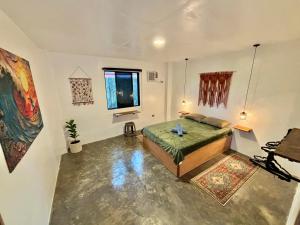 卢纳将军城Araw Boutique的房间里有一张床和一台电视的卧室