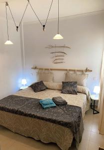 Un dormitorio con una cama con dos toallas encima. en Appartamento Sinestesia Oceanica, en Puerto del Rosario