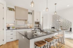 Dapur atau dapur kecil di Always an Adventure townhouse