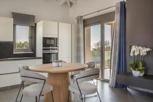 Kuchyň nebo kuchyňský kout v ubytování Helios Luxury Villas Private and Superior