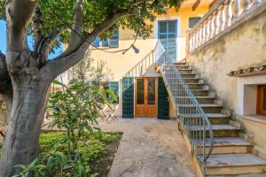una escalera que conduce a un edificio con un árbol en Casa Jutta, en Santa Margalida