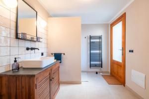 un baño con lavabo y espejo en Casa Jutta, en Santa Margalida