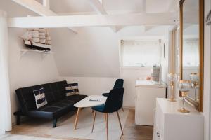 Posezení v ubytování Gårdshotell Klockargården Öregrund + 37 fotografií