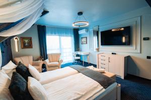 a bedroom with a large bed and a desk at Ilmar House in Cluj-Napoca