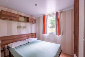 Postel nebo postele na pokoji v ubytování Camping Paradis Val de Coise