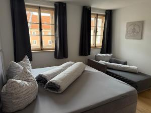 Un dormitorio con una cama con almohadas encima. en Ferienwohnung zwischen Burghausen und Salzburg Familie, en Tittmoning
