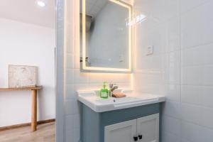 Qingdao Shanhaiji Sea View B&B Wusi Square Branch的一间浴室