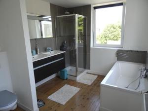 W łazience znajduje się wanna, umywalka i prysznic. w obiekcie Maison cosy à 200m de la plage, 3 ch, terrasse, WiFi, proche centre, idéale pour famille - FR-1-675-7 w mieście Wimereux
