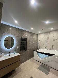 Vannituba majutusasutuses Spacious and modern loft with Balneo space