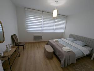 Voodi või voodid majutusasutuse Spacious and modern loft with Balneo space toas