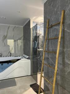 Vannituba majutusasutuses Spacious and modern loft with Balneo space