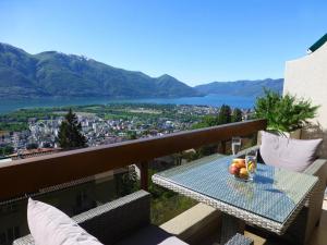 un tavolo su un balcone con vista sul lago di Collina d'Oro C14 by Fewotessin a Orselina