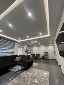 Istumisnurk majutusasutuses Spacious and modern loft with Balneo space