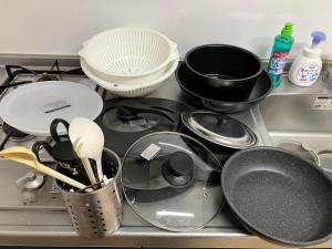 a stove top with pots and pans on it at 板橋 RCアネックス Rc201 in Tokyo