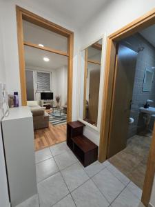 cocina con nevera y sala de estar. en Apartman Manjić, en Doboj