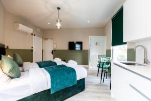 The Chapter Hotels - Finsbury Park客房内的一张或多张床位