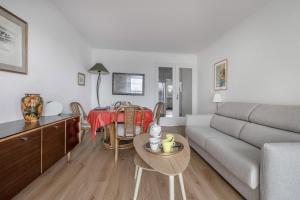 a living room with a couch and a table at Vue mer - appartement pour 2 au Croisic in Le Croisic +8 photos