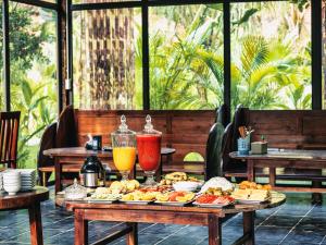 stół z talerzami z jedzeniem i napojami w obiekcie Trang An Mountain Resort w mieście Ninh Binh