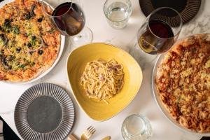 バルセロナにあるCatalonia Barcelona Beachのテーブル(パスタプレート、ワイン付)