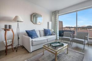 Ruang duduk di Appart pour 2 adultes et 1 enfant- Vue sur le Port +13 gambar
