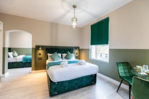 伦敦The Chapter Hotels - Finsbury Park的一间卧室配有一张大床和一张桌子及椅子