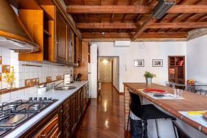 Nhà bếp/bếp nhỏ tại La Grande Casa - City Center +20 ảnh